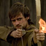 Jonas Armstrong dispara una flecha en la serie 'Robin Hood'