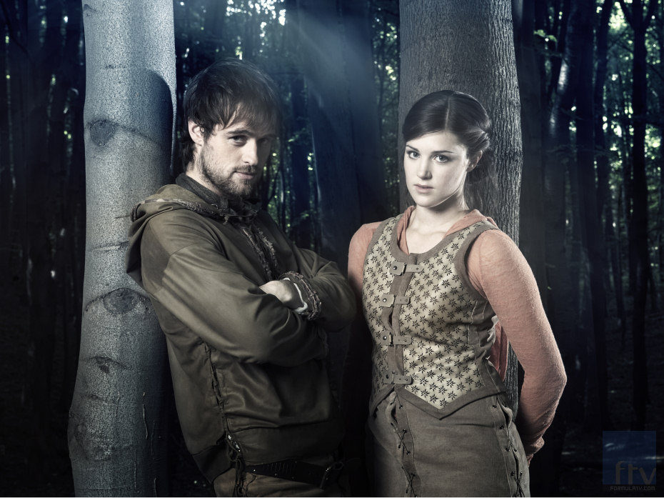 Jonas Armstrong y Lucy Griffiths