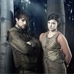 Jonas Armstrong y Lucy Griffiths