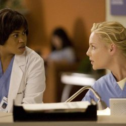 Izzie y la doctora Bailey en 'Anatomía de Grey'