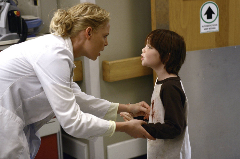 Izzie con un niño en 'Algo va a ocurrir'