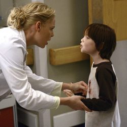 Izzie con un niño en 'Algo va a ocurrir'