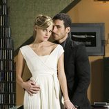 Amaia Salamanca y Miguel Ángel Silvestre en un capítulo 'Sin tetas no hay paraíso'