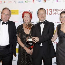 Rosa María Calaf posa con Paul Kenyon en los Premios de la ATV 2011