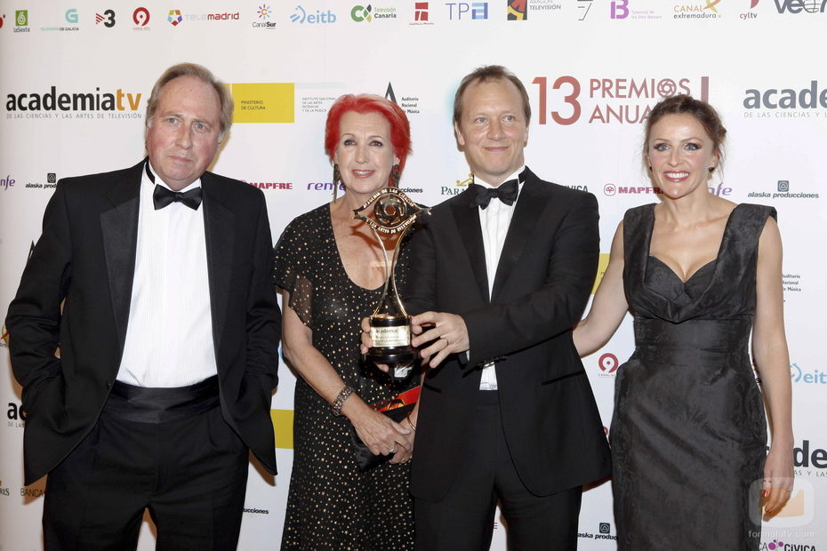 Rosa María Calaf posa con Paul Kenyon en los Premios de la ATV 2011