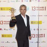 Imanol Arias posa con el Premio de la Academia de la Televisión 2011