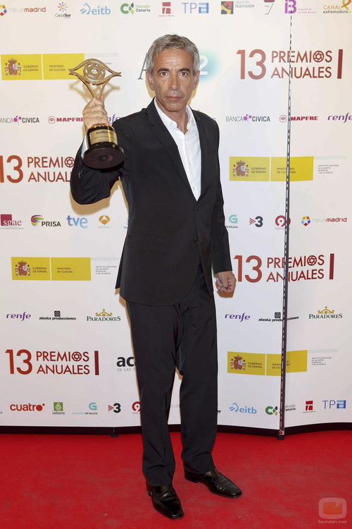 Imanol Arias posa con el Premio de la Academia de la Televisión 2011