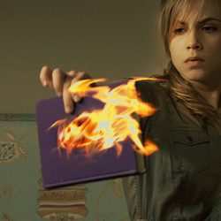 Valeria con el libro ardiendo