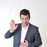 Arturo Valls, presentador de '¡Ahora caigo!', mira hacia abajo
