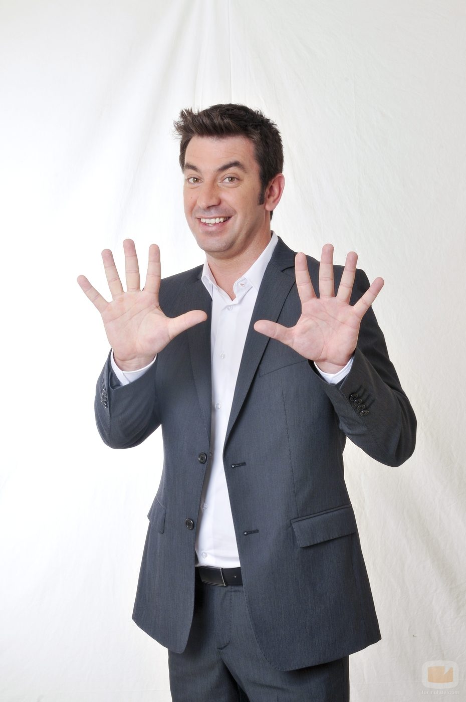 Arturo Valls enseña sus manos en '¡Ahora caigo!'