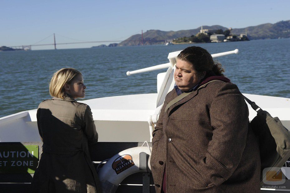 Sarah Jones y Jorge García en 'Alcatraz'