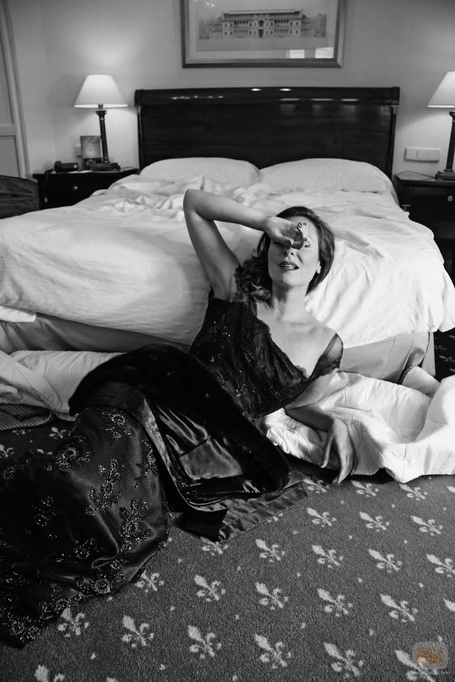 Ana Milán, Olimpia en 'FoQ' posa al lado de la cama