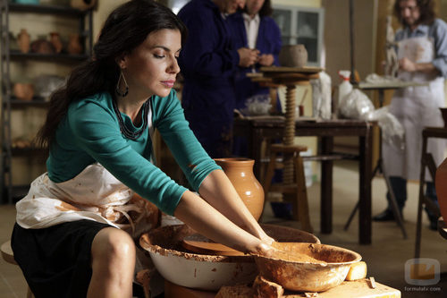 Inés Alcántara moldea un jarrón de arcilla en 'Cuéntame cómo pasó'