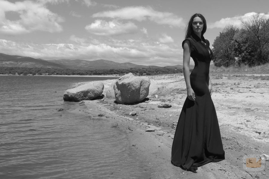 Posado de Ana Rujas en Overlay Magazine