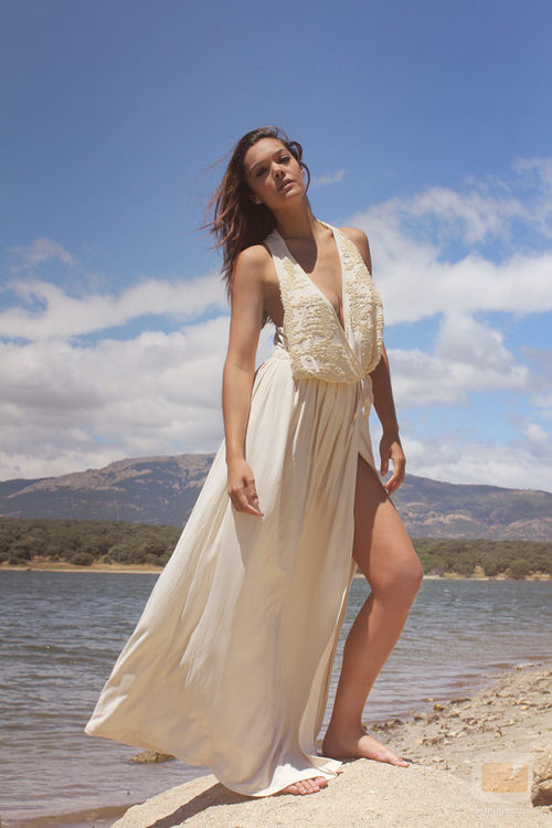 Ana Rujas, con un vestido blanco para Overlay Magazine