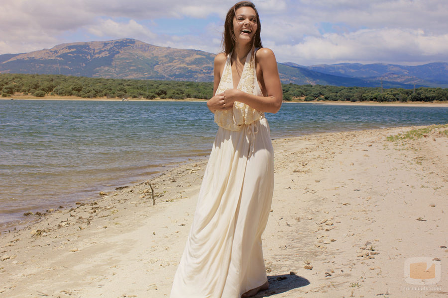 Ana Rujas sonrie en la playa