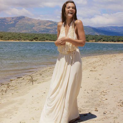 Ana Rujas sonrie en la playa