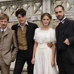Eloy Azorín, Yon González, Amaia Salamanca y Pedro Alonso en 'Gran Hotel'