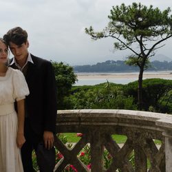 Yon González abraza a Amaia Salamanca en 'Gran Hotel'