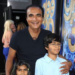 Iqbal Theba con sus hijos en la première de 'Glee'
