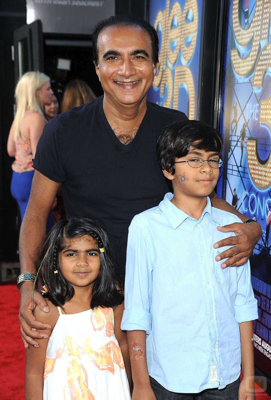 Iqbal Theba con sus hijos en la première de 'Glee'