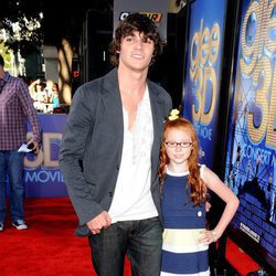 RJ Mitte y su hermana, Lacianne Carriere, en la première de 'Glee'