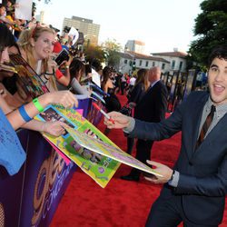 Darren Criss firmando autógrafos a sus fans