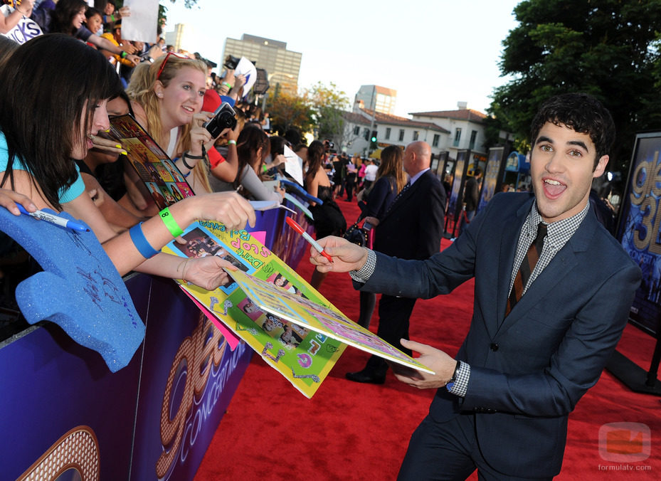 Darren Criss firmando autógrafos a sus fans