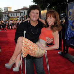 Dot Jones con muletas... y con Kathy Griffin