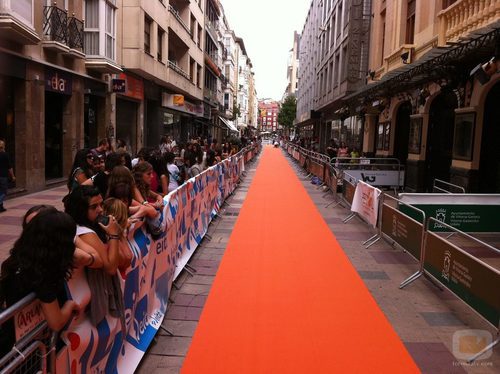 Las fans rodean la alfombra naranja del FesTVal