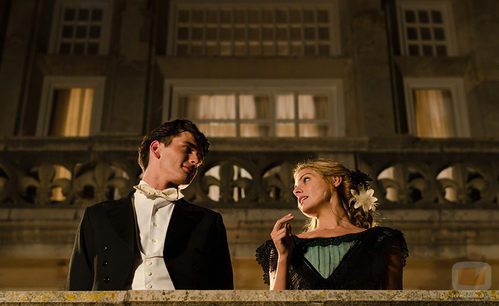 Julio Olmedo y Alicia Alarcón delante del 'Gran Hotel'