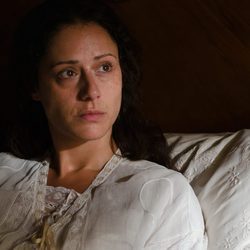 Sofía Alarcón (Luz Valdenebro) en cama en 'Gran Hotel'