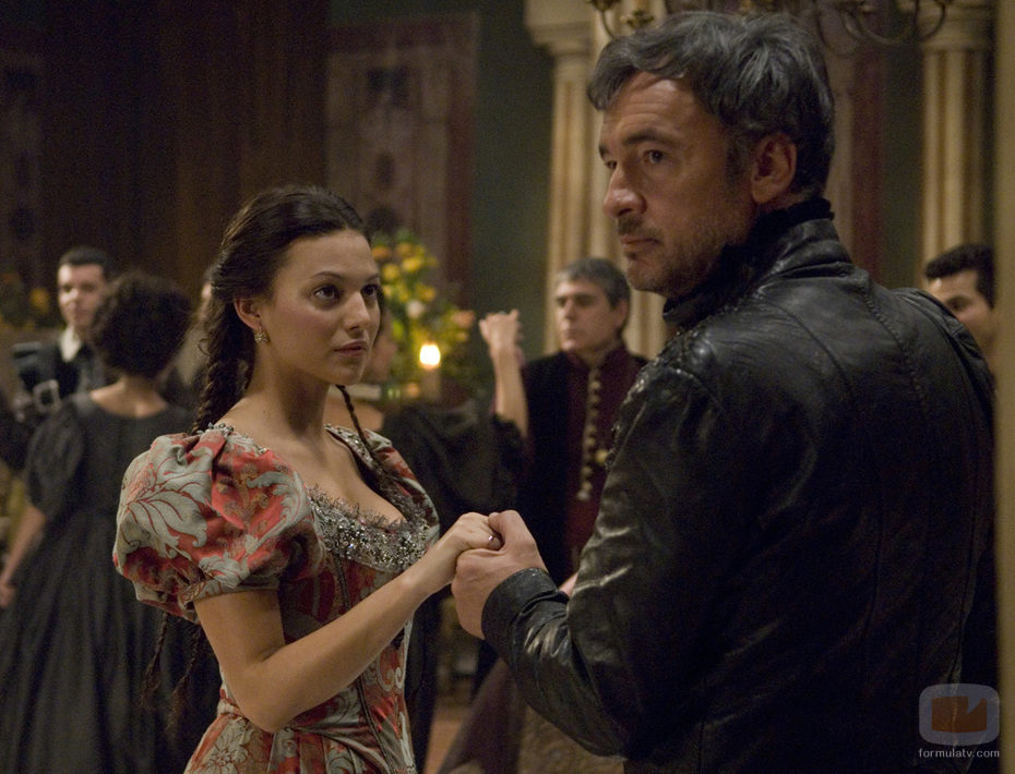 Elisa Mouliaá y Francis Lorenzo en 'Águila Roja'