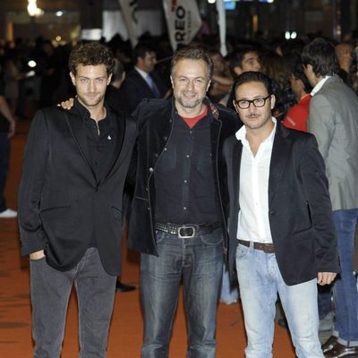 Peter Vives, Tristán Ulloa y Carlos Santos de 'El tiempo entre costuras' en el FesTVal de Vitoria