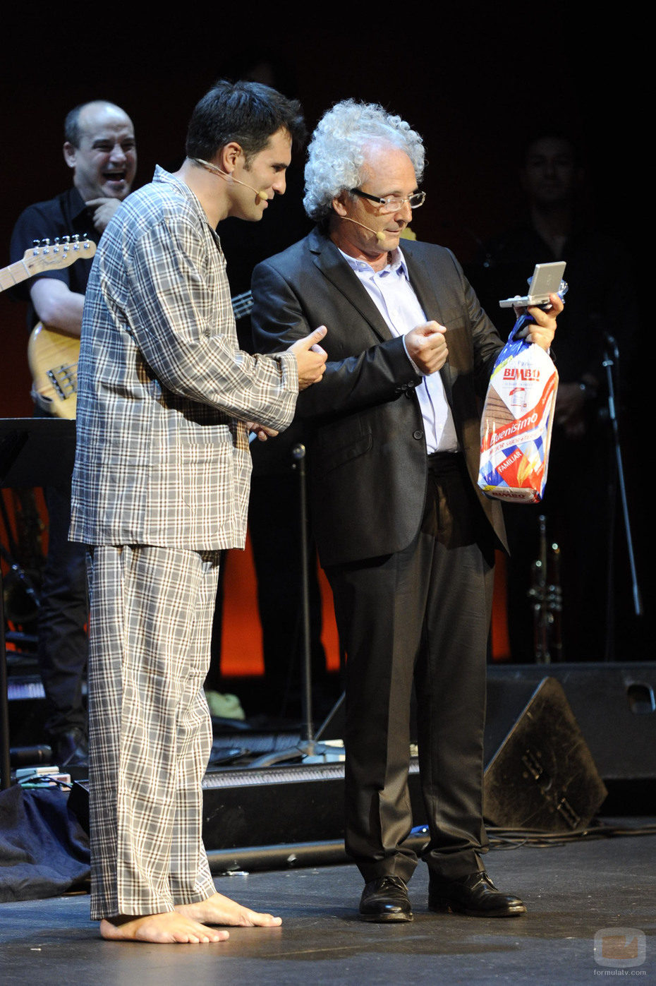 Luis Larrodera y Xavier Deltell presentaron la gala de clausura del FesTVal de Vitoria