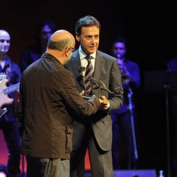 Mikel Lejarza entrega el Premio Joan Ramón Mainat a Matías Prats