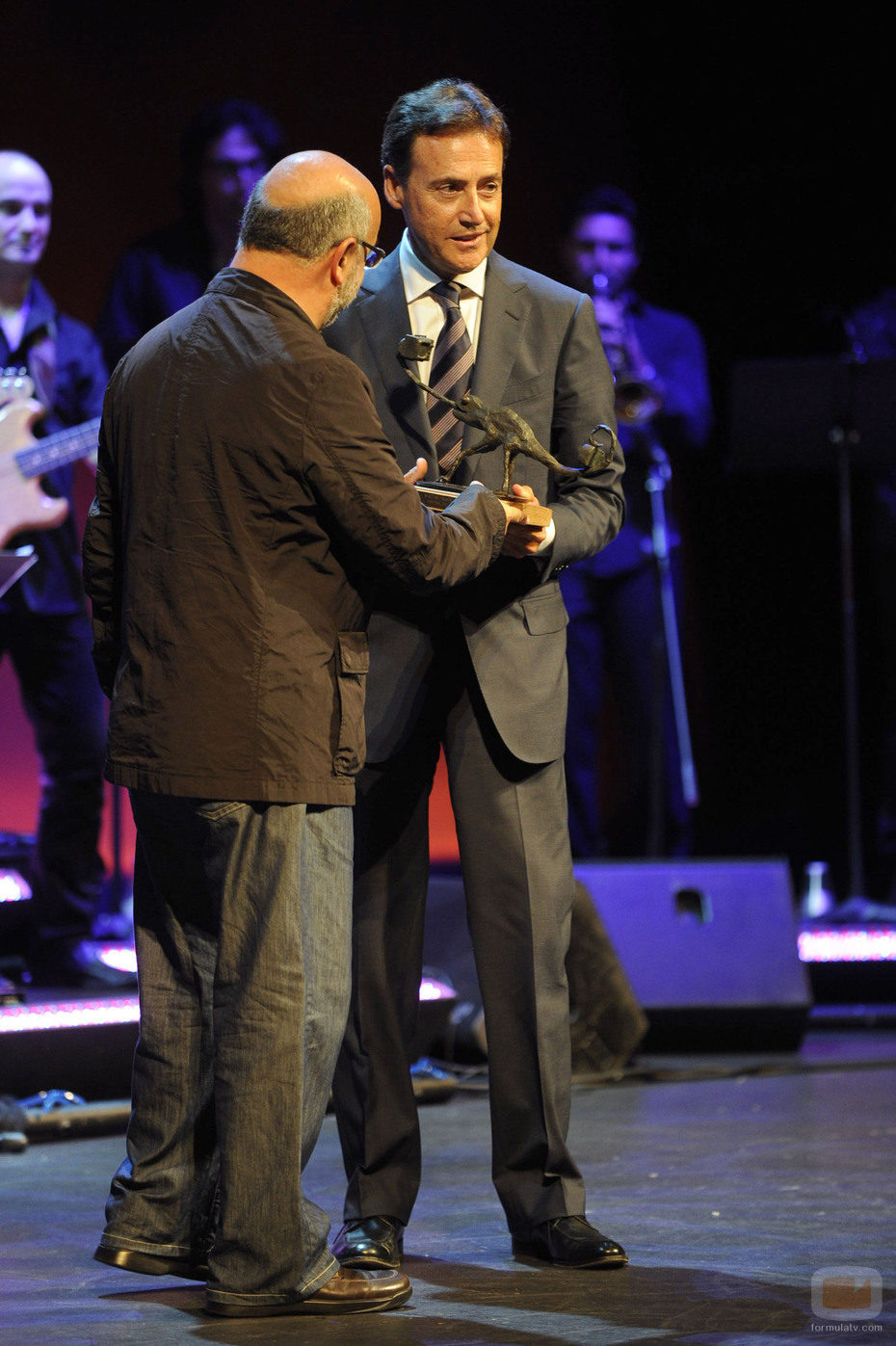 Mikel Lejarza entrega el Premio Joan Ramón Mainat a Matías Prats
