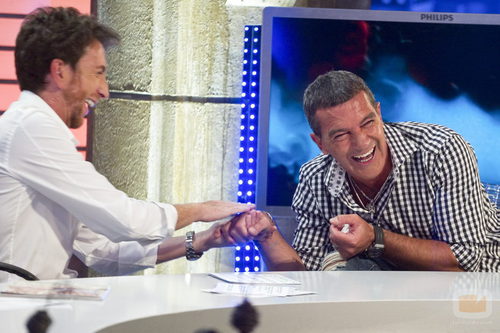 Pablo Motos y Antonio Banderas ríen en 'El hormiguero'