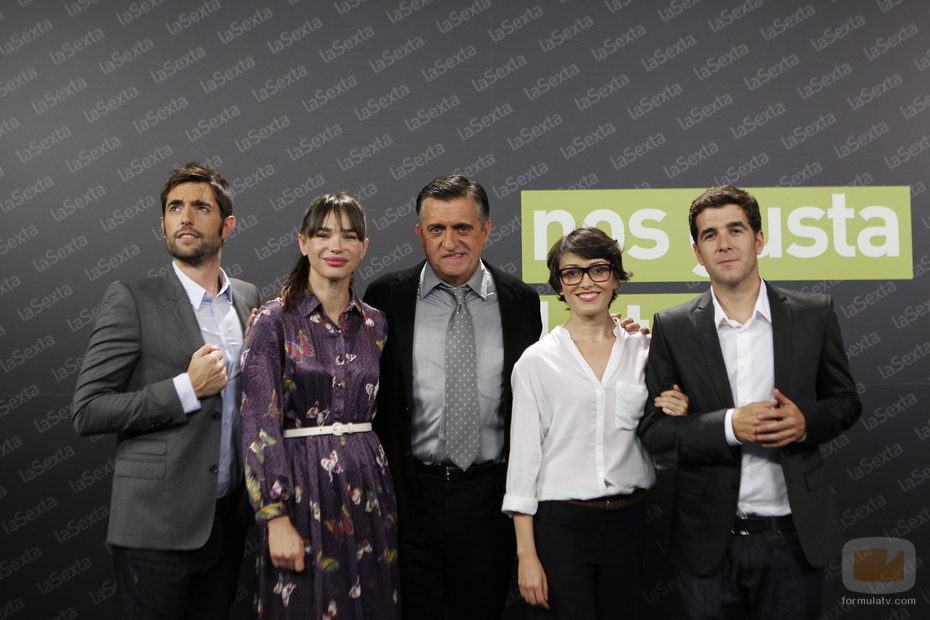 El equipo de 'El intermedio' posa en el plató del programa