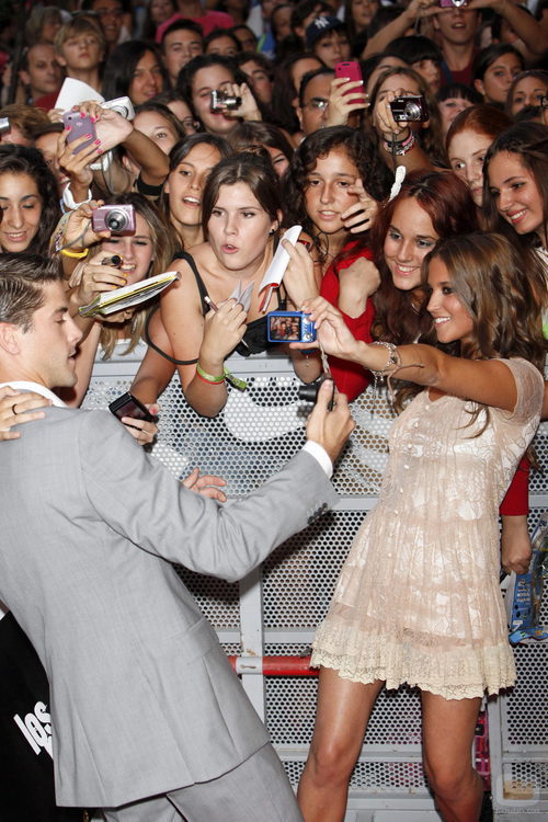 Luis Fernández y Ana Fernández se fotografían con los fans de 'Los protegidos'