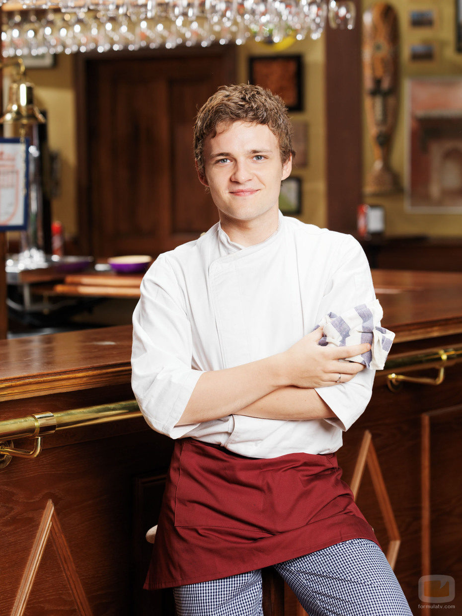 Adam Jezierski será Yuri en 'Cheers'