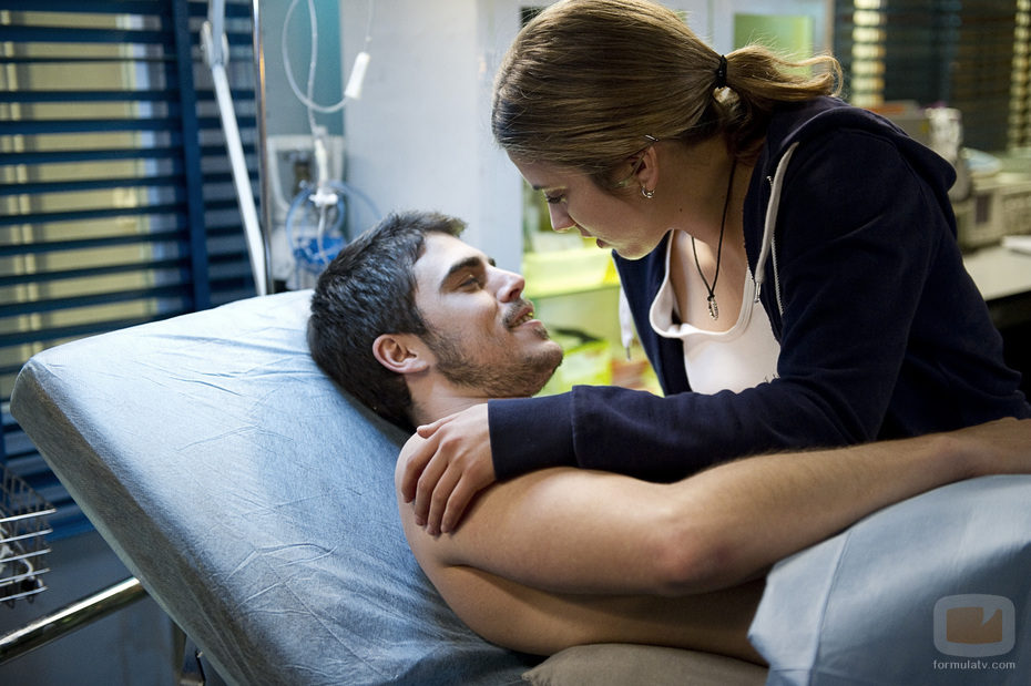 Piti y Vilma se acercan en "El oscuro visitante" de 'El barco'