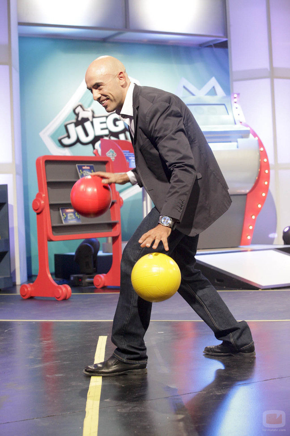 Emilio Pineda con los balones de "Conecta 4"