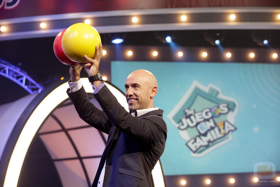 Emilio Pineda jugando a "Conecta 4"