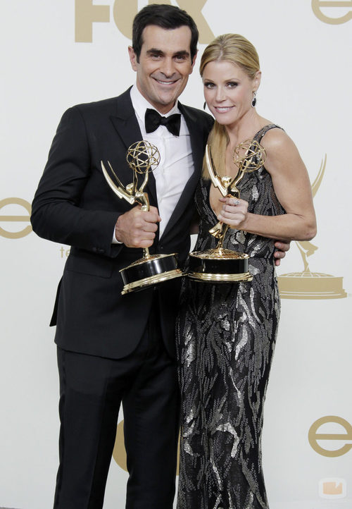 Julie Bowen y Ty Burrell con su Emmy 2011
