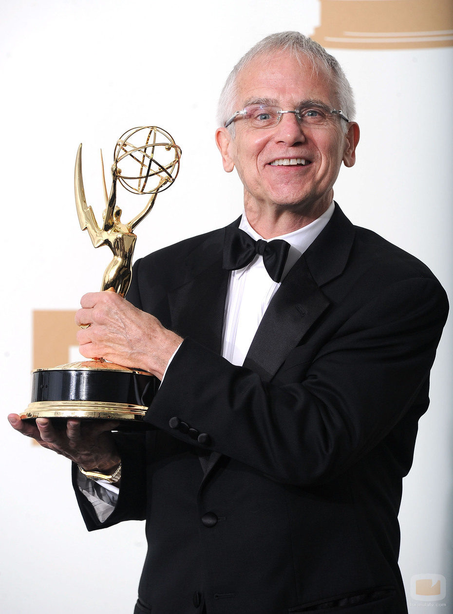Don Roy King posa con su Emmy 2011 por 'Saturday Night Live'