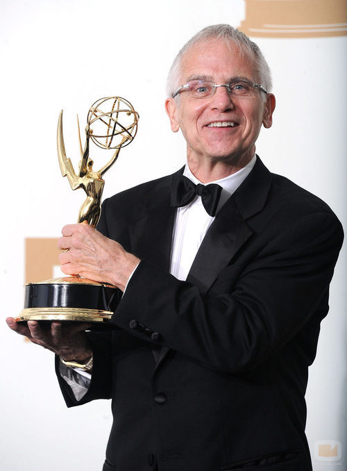 Don Roy King posa con su Emmy 2011 por 'Saturday Night Live'
