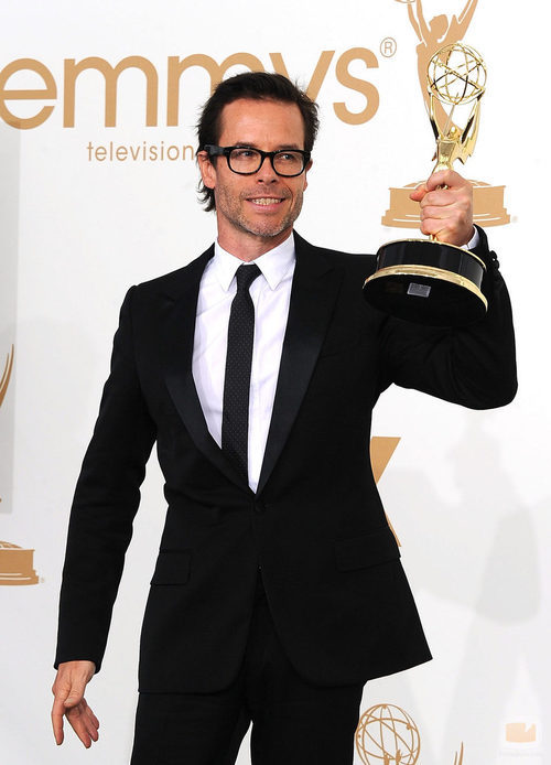 Guy Pearce recoge el premio Emmy 2011 por 'Mildred Pierce'