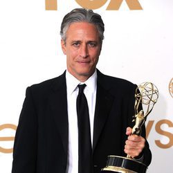 Jon Stewart con el Emmy a Mejor Programa de Variedades por 'The Daily Show'