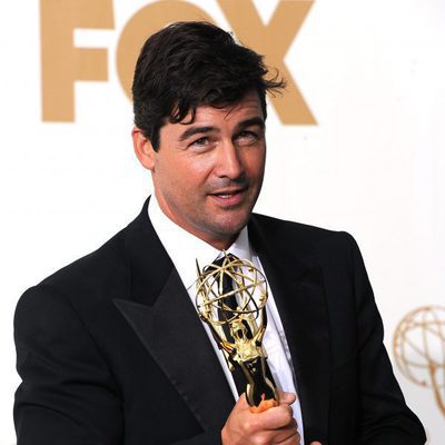 Kyle Chandler posa con el Emmy 2011 al Mejor Actor de Drama por 'Friday Night Lights'